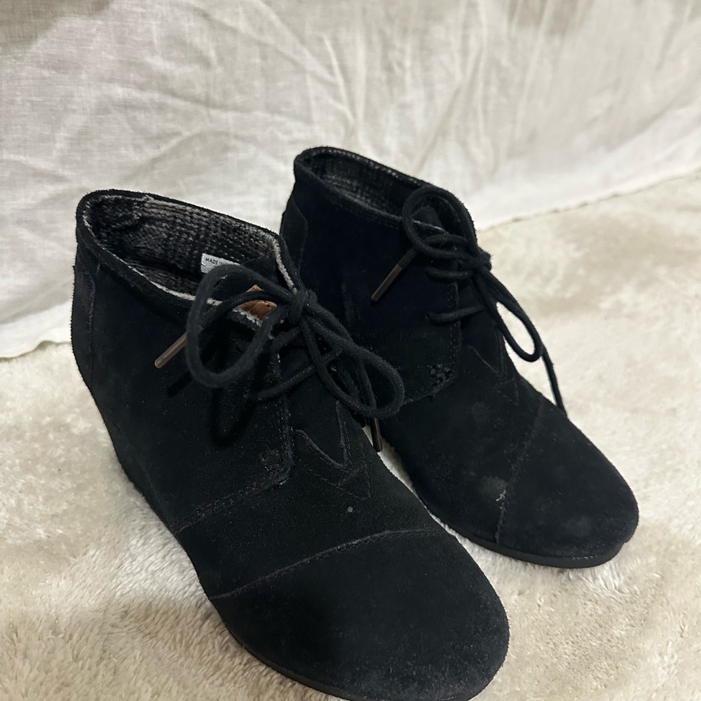 Toms Desert Wedge Heel Ankle Boots Lace Up Black Suede Bootie Size 5.5 Women's